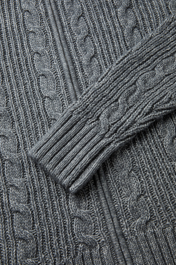 **KAMERON (카메론) 조직감 풀 ZIP-UP (집업) 스웨터**는 부드러운 촉감의 면, 아크릴 혼방 소재로 제작되어 가을과 겨울에 따뜻하게 착용할 수 있는 하이넥 스웨터입니다. 꽈배기 조직감과 골지 패턴이 돋보이며, 베이직한 디자인으로 클래식, 미니멀, 캐주얼 등 다양한 스타일 연출에 활용하기 좋습니다. 크롭 기장과 긴 소매, 집업 스타일로 편안함과 스타일리시함을 동시에 잡았습니다. 그레이 컬러로 어떤 옷에도 매치하기 용이하여, 일상에서 폭넓게 활용할 수 있습니다.
