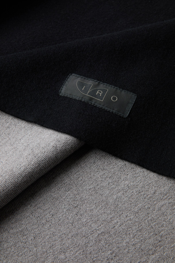 JODIE(조디) 오비핏 라운드넥 니트는 가을, 겨울 시즌 남성 고객을 위한 베이직 스타일의 니트입니다. 부드러운 촉감의 모, 면, 나일론, 폴리우레탄 혼방 소재를 사용하여 제작되었으며, 두꺼운 두께감으로 보온성을 높였습니다. 무지(無地) 디자인에 라운드넥, 긴소매, 오버핏으로 편안하고 세련된 핏을 연출합니다. 겨울철 데일리룩, 출근룩 등 다양한 시간과 장소와 상황에 활용 가능하며, 클래식, 미니멀, 캐주얼 스타일을 즐기는 분들께 추천합니다. 베스트셀링 제품으로 많은 사랑을 받고 있습니다.