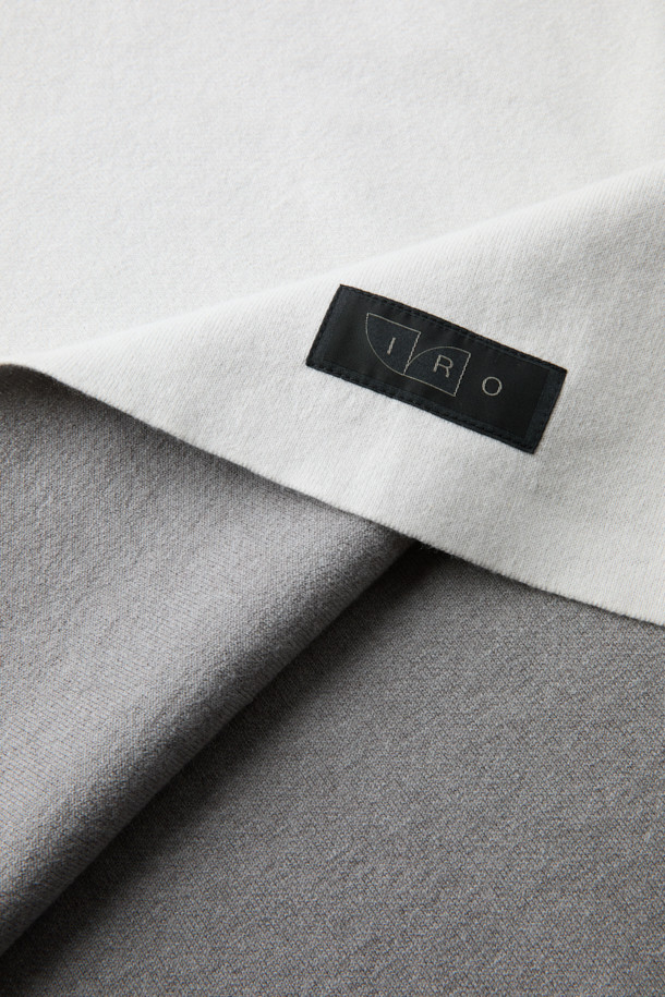 **JODIE 오비핏 라운드넥 니트**는 가을, 겨울 시즌 남성분들을 위한 베이직 스타일의 니트입니다. 부드러운 모, 면, 나일론, 폴리우레탄 혼방 소재로 제작되어 편안한 착용감을 선사합니다. 라운드넥 디자인과 긴소매, 무지 패턴으로 어떤 룩에도 매치하기 용이하며, 오버핏으로 트렌디한 스타일을 연출합니다. 데일리룩, 미니멀, 클래식, 캐주얼 스타일을 즐겨 입는 분들께 추천하는 제품입니다. 화이트 컬러로 다양한 하의와 코디하기 좋습니다.
