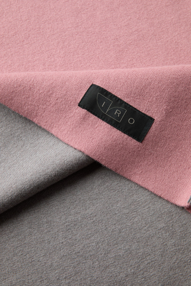 **JODIE (조디) 오비핏 라운드넥 니트**는 부드러운 촉감의 모, 면, 나일론, 폴리우레탄 혼방 소재로 제작된 남성용 니트입니다. 핑크 컬러의 무지 디자인으로 가을, 겨울철 데일리룩과 집콕룩, 데이트룩에 모두 잘 어울립니다. 라운드넥과 긴소매, 오버핏으로 편안하고 캐주얼한 스타일을 연출하며, 두꺼운 두께감으로 따뜻하게 착용 가능합니다. 미니멀, 클래식 스타일을 선호하는 분들께 추천하는 베스트셀링 아이템입니다.
