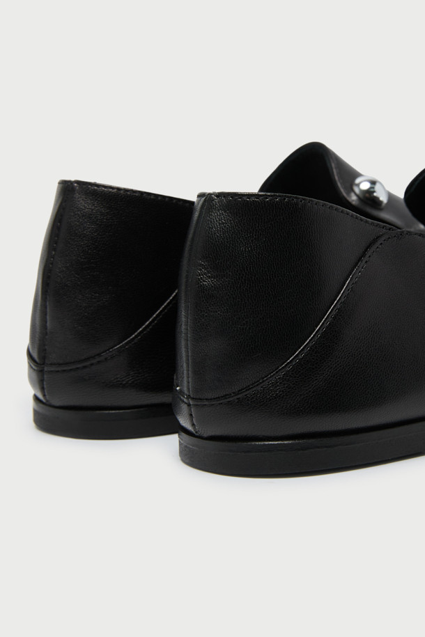 TUTU STUDS (투투 스터드) 스터드 플랫 슈즈는 여성용 플랫 슈즈입니다. 라운드 앞코 디자인에 블랙 색상, 무지 패턴으로 클래식하고 미니멀한 스타일을 연출합니다. 천연가죽 소재로 제작되어 부드러운 착용감을 제공하며, 발 뒤꿈치 밴딩과 스터드 장식으로 포인트를 더했습니다. 봄, 여름, 가을 계절에 일상용으로 착용하기 좋으며, 플랫 굽으로 편안함을 선사합니다.
