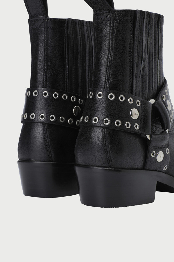 BOYLLE(보일) SUEDE(스웨이드) 스퀘어 부츠는 여성만을 위한 부츠입니다. 부드러운 스웨이드와 천연가죽 소재로 제작되어 가을, 겨울 시즌에 따뜻하고 편안하게 착용할 수 있습니다. 스퀘어 앞코 디자인과 로우 힐 굽으로 클래식하면서도 세련된 실루엣을 연출합니다. 특히, 스터드 스트랩 디테일과 웨스턴 스타일이 더해져 캐주얼룩과 클래식룩, 미니멀룩 등 다양한 스타일에 매치하기 좋습니다. 출근룩과 모임룩에 포인트를 더해줄 아이템입니다.
