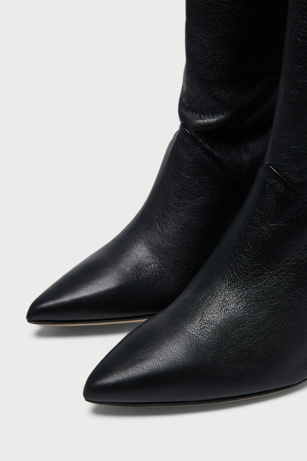 STONE(스톤) 오버핏 롱 부츠는 여성만을 위한 신발입니다. 부드러운 양가죽과 천연가죽 소재로 제작되어 고급스러운 핏을 선사하며, 무릎 위 기장으로 다리가 길어 보이는 효과를 줍니다. 슬림하고 포인티드한 앞코 디자인과 콘힐 굽은 클래식, 미니멀, 시크한 스타일을 완성합니다. 지퍼 없이 슬립온 형태로 편안하게 착용 가능하며, 데이트룩, 모임룩, 연말 모임룩 등 다양한 TPO에 활용하기 좋습니다. 자연스러운 주름이 멋스러운 포인트를 더합니다.
