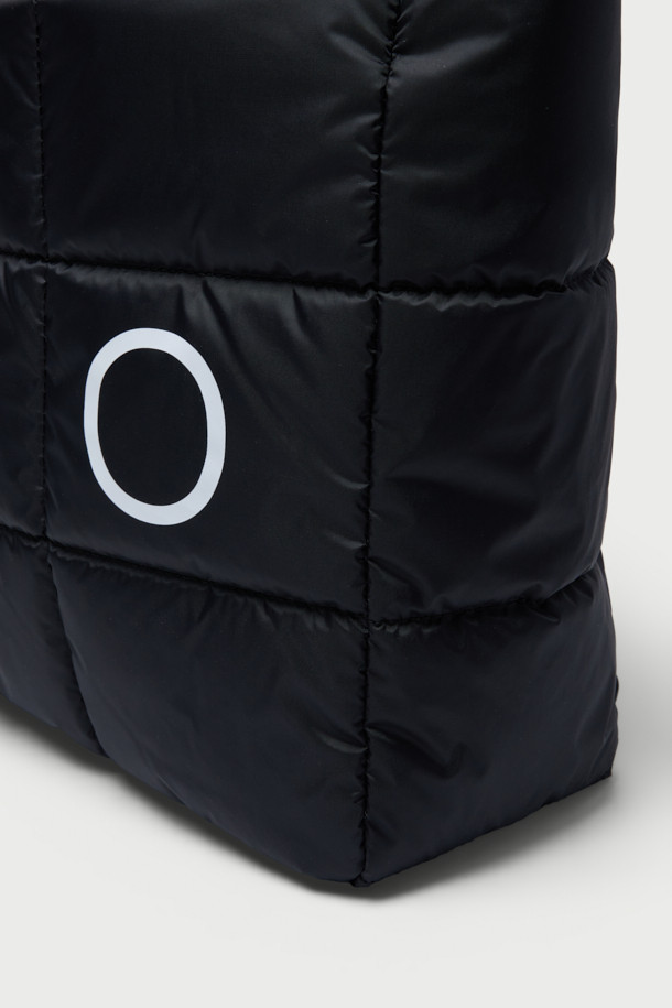 IRO(아이로) 패딩백은 블랙 컬러의 미디엄 사이즈 패딩백으로, 여성 고객을 위해 디자인되었습니다. 가볍고 폭신한 패딩 디자인이 특징이며, IRO(아이로) 로고 패턴으로 포인트를 더했습니다. 나일론 소재로 제작되어 캐주얼한 무드를 연출하며, 지퍼형 잠금 방식으로 내용물을 안전하게 보관할 수 있습니다. 출근룩, 모임룩, 여행룩 등 다양한 TPO에 활용 가능한 실용적인 아이템으로, 미니멀하고 시크한 스타일을 완성해 보세요.
