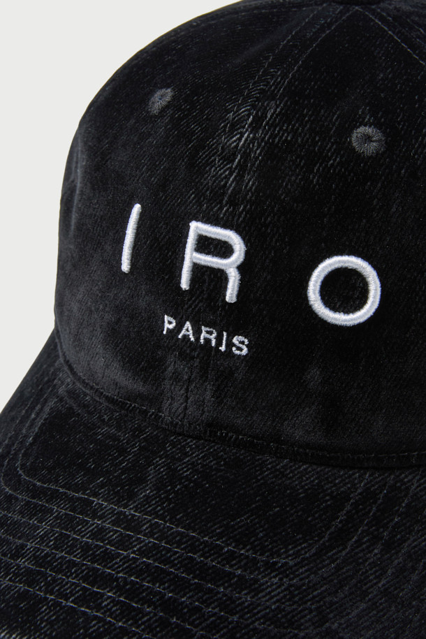 TROYES IRO (트로이스 이로) 로고 자수 벨벳 데님 볼캡은 캐주얼, 미니멀, 클래식 스타일을 모두 아우르는 공용 모자입니다. 블랙 컬러에 면, 벨벳, 데님 소재를 믹스하여 부드러운 촉감을 선사하며 사계절 내내 착용하기 좋습니다. 일반적인 모자 깊이와 챙 넓이로 편안한 착용감을 제공하며, 벨벳 소재와 로고 자수 디테일이 돋보입니다. 데님 소재와 벨벳의 조화가 세련된 분위기를 연출하는 볼캡입니다.
