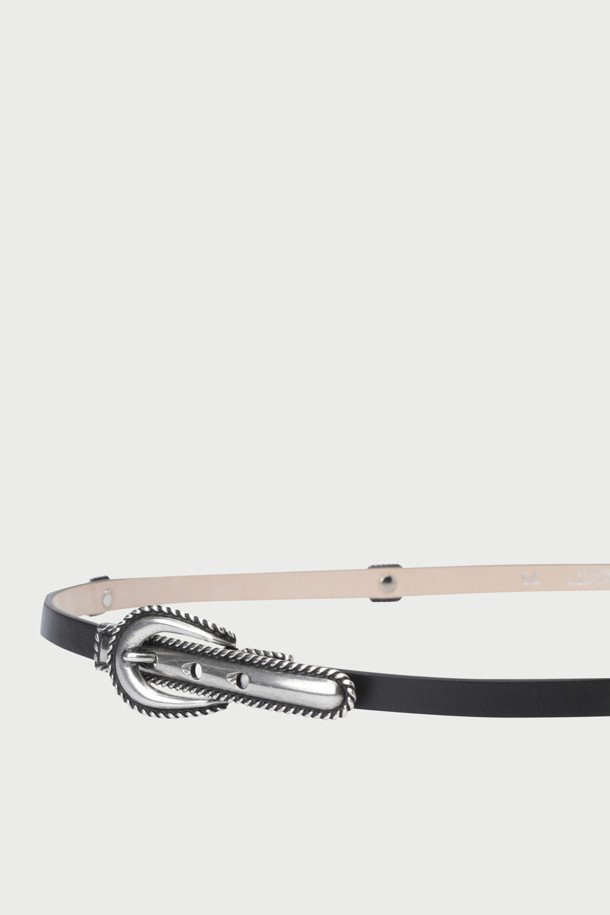 PYRAMID(피라미드) 미니 메탈 벨트는 천연 가죽 소재의 블랙 컬러 벨트입니다. 75, 80 사이즈로 출시되었으며, 스타일리시한 무드를 연출합니다. 버클 여밈 방식에, 3개의 홀 디테일이 돋보이며, 센터 버클과 스트랩 끝쪽 팁은 메탈로 제작되어 시크한 매력을 더합니다. 오피스룩, 비즈니스 캐주얼, 모임룩 등 다양한 TPO에 활용 가능하며, 클래식, 미니멀, 시크 스타일을 즐겨 입는 분들께 추천합니다.
