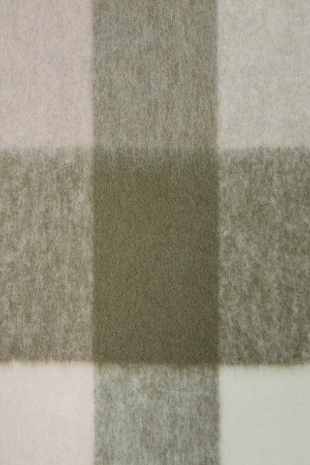 AURAY(오레이) 체크 스카프는 부드러운 알파카, 폴리아미드, 폴리우레탄 혼방 소재로 제작되어 가을과 겨울에 따뜻함을 선사합니다. 베이지, 카키, 화이트 세 가지 시즈널 컬러의 체크 패턴이 캐주얼하고 클래식한 스타일을 연출하며, IRO(이로) 시그니처 라인으로 고급스러운 분위기를 더합니다. 두께감 있는 디자인과 부드러운 촉감으로 편안하게 착용할 수 있으며, 가죽 라벨 디테일이 돋보입니다. 일상룩에 포인트 아이템으로 활용하기 좋은 스카프입니다.
