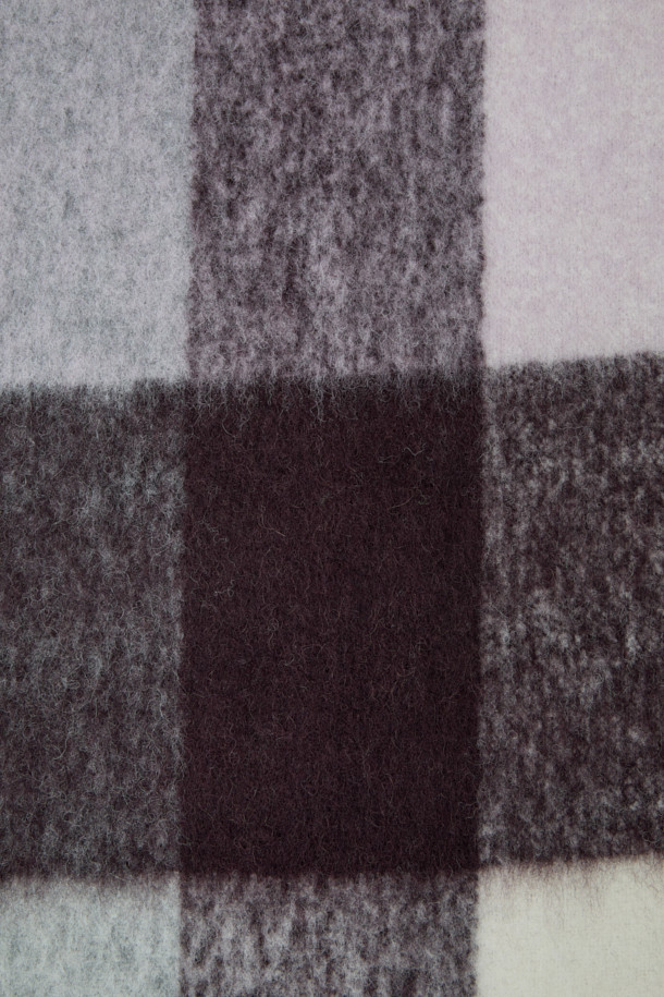 AURAY(오레이) 체크 스카프는 가을, 겨울 시즌에 어울리는 포근한 매력의 스카프입니다. 알파카, 폴리아미드, 폴리우레탄 혼방 소재로 제작되어 부드러운 촉감과 보온성을 자랑하며, 캐주얼, 클래식, 미니멀 스타일 모두 소화 가능합니다. 그레이, 민트, 블랙, 화이트 등 시즈널 컬러의 체크 패턴이 돋보이며, 프린지와 가죽 라벨 디테일로 포인트를 더했습니다. 출근룩, 모임룩 등 다양한 TPO에 활용하여 세련된 스타일을 연출해보세요.
