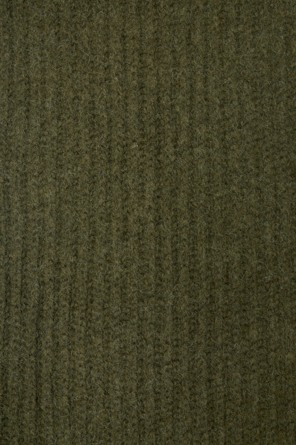 "FLUFFYSCAR (플러피 스카프)"는 부드러운 알파카와 면 혼방 소재로 제작되어 포근한 착용감을 선사합니다. 카키와 올리브 그린 두 가지 색상으로 출시되었으며, 캐주얼, 클래식, 미니멀 스타일 모두 소화 가능한 아이템입니다. 오버사이즈 핏과 부클 텍스처, 긴 프린지 디테일이 특징이며, 특히 가을, 겨울철 산책룩이나 캠핑룩에 잘 어울립니다. 두꺼운 두께감으로 보온성을 높였으며, 부드러운 촉감이 매력적인 스카프입니다.
