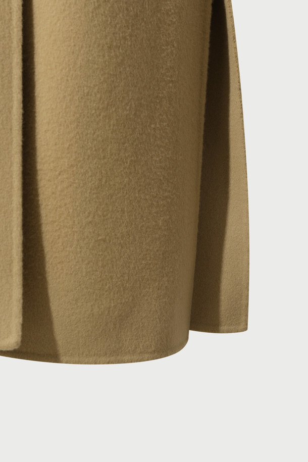 CLASSICO(클라시코) 핸드메이드 더블 코트는 여성스러운 실루엣을 강조하는 클래식 스타일의 롱 코트입니다. 부드러운 털과 캐시미어 혼방 소재로 제작되어 뛰어난 촉감과 보온성을 자랑하며, 가을과 겨울, 두 계절에 걸쳐 활용 가능합니다. 레귤러핏으로 제작되었으며, 숄더 패드가 내장되어 있어 세련된 핏을 연출합니다. 안감은 폴리에스터와 레이온 혼방으로 마감하여 편안한 착용감을 선사하며, 오피스룩, 출근룩, 모임룩 등 다양한 시간과 장소와 상황에 활용하기 좋습니다. 베이지 컬러의 무지 디자인으로 미니멀하고 시크한 스타일을 완성할 수 있습니다.