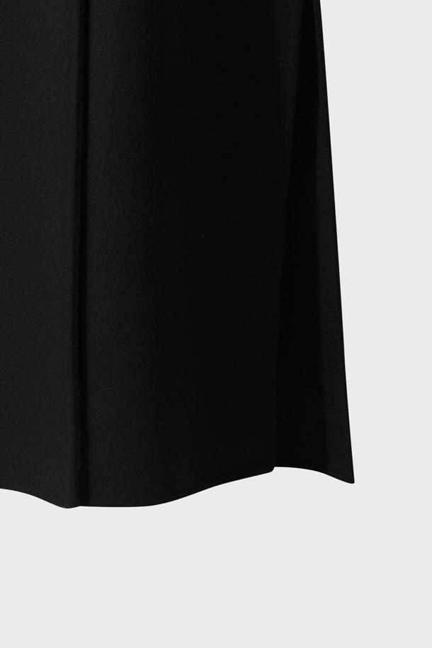 CLASSICO (클라시코) 핸드메이드 더블 코트는 여성용 블랙 컬러의 롱 기장 더블 코트입니다. 가을, 겨울 시즌에 어울리는 두꺼운 두께감과 부드러운 촉감의 모, 캐시미어 혼방 소재로 제작되어 고급스러운 착용감을 선사합니다. 숄더 패드가 내장되어 클래식한 실루엣을 강조하며, 안감은 폴리에스터와 레이온 혼방으로 마감되었습니다. 오피스룩, 출근룩, 모임룩 등 다양한 TPO에 활용 가능하며, 클래식, 미니멀, 시크한 스타일을 연출하기 좋습니다.
