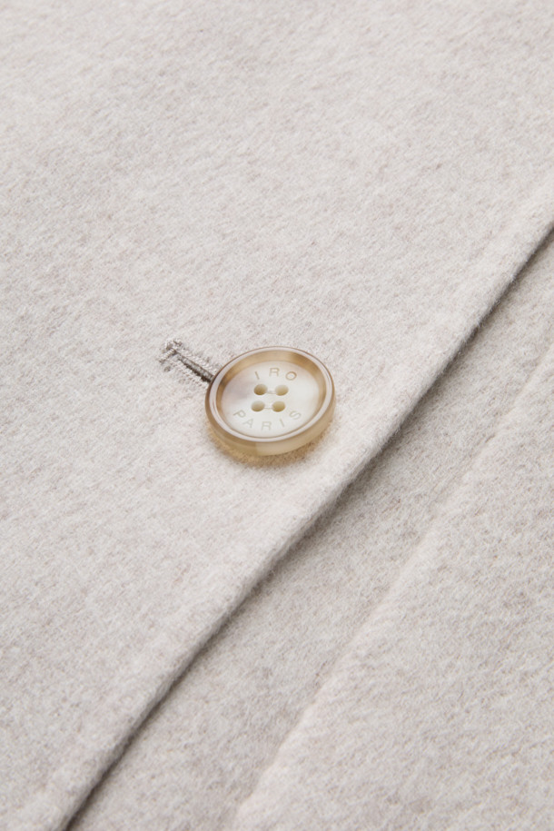 VUIT (뷔) 니트 하이브리드 코트는 부드러운 모 소재로 제작되어 봄 시즌에 적합한 캐주얼 코트입니다. 베이지 색상의 무지 디자인으로 미니멀하고 클래식한 스타일을 연출하며, 드롭 숄더와 니트 밴드 디자인, 사이드 포켓 디테일이 특징입니다. 루즈핏으로 편안한 착용감을 선사하며, 긴 소매 기장과 레이온, 면 안감으로 실용성을 높였습니다. 봄 소풍룩에 완벽하게 어울리는 아이템으로, 다양한 스타일링을 즐길 수 있습니다.
