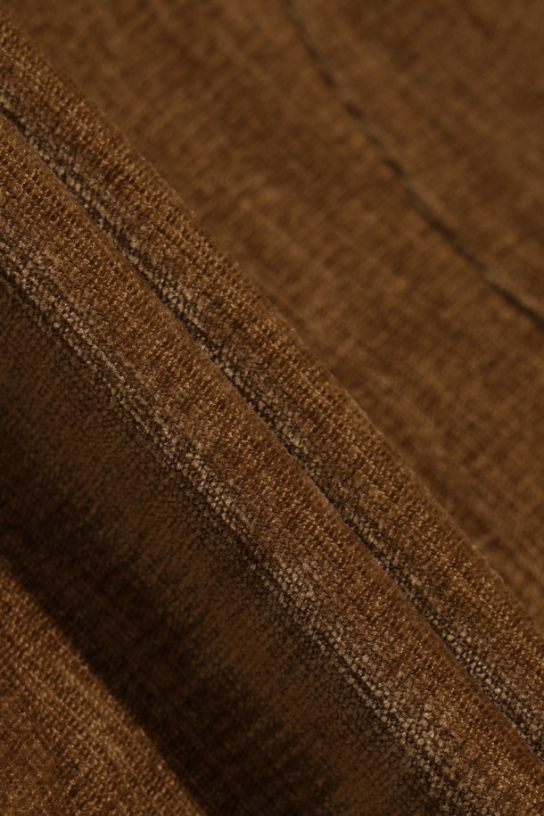 TRILLA 2.0 트랙 재킷은 여성용 아우터로, 봄/가을 계절에 활용하기 좋은 얇은 두께의 블루종 스타일 트랙 재킷입니다. 브라운 컬러에 하이넥 디자인과 옆선 로고 테이핑 디테일이 스포티하면서도 캐주얼한 무드를 연출합니다. 레귤러핏으로 제작되었으며, 집업 방식으로 간편하게 착용할 수 있습니다. 일상, 산책, 여행 등 다양한 TPO에 스타일리시하게 매치하여 캐주얼, 스포티, 미니멀 스타일을 완성할 수 있습니다. 긴 소매 기장의 폴리에스테르와 폴리우레탄 혼방 소재로 제작되었습니다.
