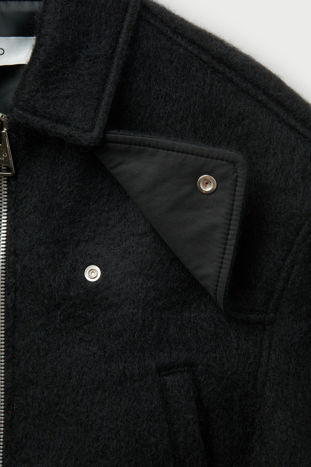 **MERCI (메르시) 울 봄버 재킷**은 부드러운 촉감의 울, 아크릴, 나일론, 모헤어 혼방 소재로 제작된 캐주얼 스타일의 봄버 재킷입니다. 블랙 색상에 루즈핏 크롭 기장으로, 드롭 숄더와 플랩 디테일, 사선 포켓, 골지 립 마감, 안감 처리가 돋보입니다. 데이트룩, 봄 소풍룩 등 다양한 TPO에 어울리며, 미니멀하고 클래식한 스타일을 연출하기 좋습니다. 긴 소매, 집업 여밈 방식으로 간편하게 착용할 수 있습니다.
