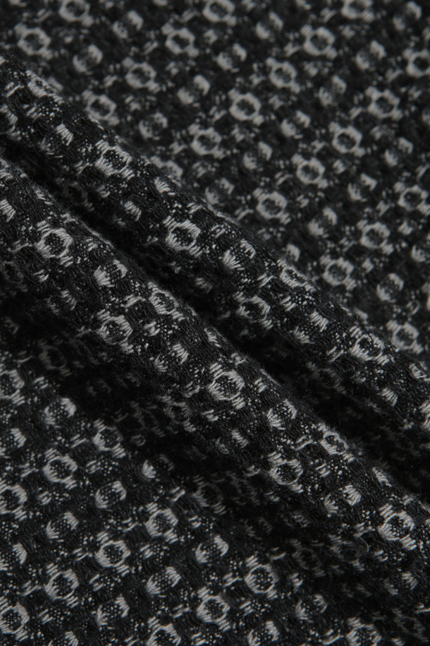 TWEEDY(트위디) 데님 자켓은 여성스러운 스타일을 연출하는 블랙 컬러의 크롭 기장 데님 자켓입니다. 빈티지하고 캐주얼한 매력을 더하는 트위드 패턴과 오픈형 디자인, 레귤러핏으로 편안한 착용감을 선사합니다. 봄, 가을 시즌에 활용하기 좋으며, 데이트룩과 모임룩에 세련된 포인트를 더할 수 있습니다. 면, 폴리에스터, 레이온 혼방의 중간 두께감으로 제작되었으며, 사이드 포켓과 올 풀림 디테일로 독특한 개성을 강조합니다. 긴 소매와 오픈형 코트 타입으로 다양한 스타일을 연출할 수 있습니다.
