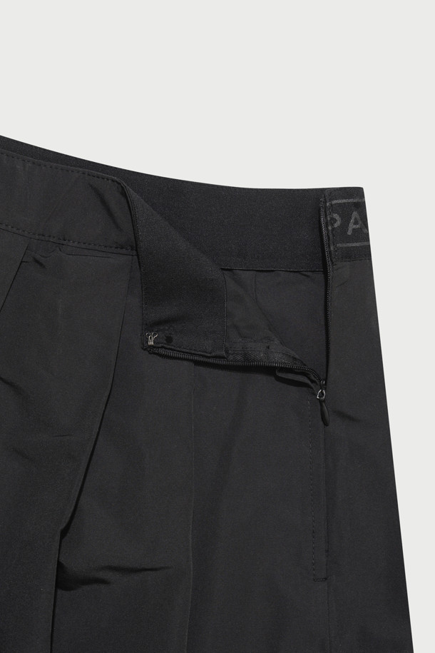 ALINE(아린) 이밴드 플리츠 스커트는 여성용 플리츠 스커트입니다. A라인 핏으로 제작되었으며, 허리 부분에 이밴드를 적용하여 편안한 착용감을 선사합니다. 베이직한 디자인과 블랙 컬러로 다양한 스타일 연출이 가능하며, 면 안감과 폴리에스터, 면 혼방 소재로 사계절 내내 활용할 수 있습니다. 출근룩과 모임룩 모두에 잘 어울리며, 미니멀, 클래식, 캐주얼 스타일을 즐기는 분들께 추천합니다. 허리 부분의 로고 디테일이 돋보이는 디자인입니다.
