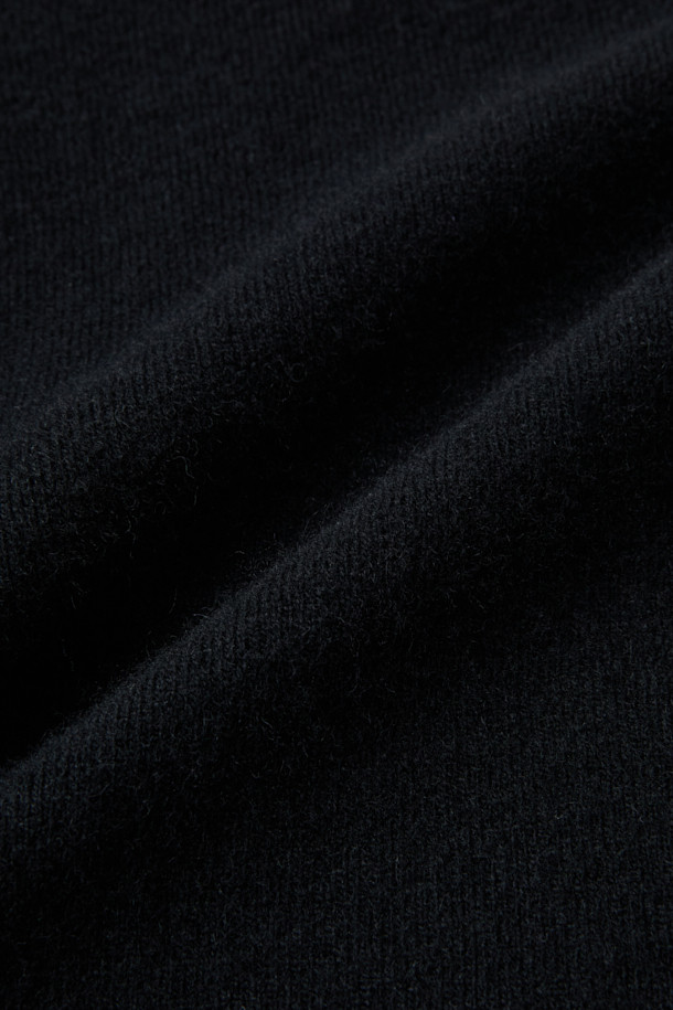 LAIN(레인) 울 저지 팬츠는 여성들을 위한 베이직 스타일의 와이드 핏 긴 바지입니다. 가을과 겨울에 적합하며, 부드러운 촉감과 두꺼운 두께로 따뜻하게 착용할 수 있습니다. 울, 면, 나일론 혼방 소재로 제작되어 편안함과 내구성을 동시에 갖췄습니다. 출근룩과 모임룩 모두에 어울리는 클래식, 미니멀, 캐주얼 스타일을 연출할 수 있으며, 밴딩 처리로 편안한 착용감을 선사합니다. LAIN(레인)의 베스트셀러, 울 저지 팬츠를 만나보세요.
