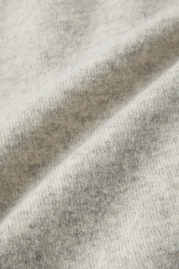 LAIN(레인) 울저지 팬츠는 여성용으로, 가을과 겨울에 따뜻하게 입을 수 있는 긴 기장의 바지입니다. 부드러운 촉감의 울저지 소재에 면, 나일론을 혼방하여 편안한 착용감을 선사합니다. 베이직하고 캐주얼한 스타일로, 와이드 핏과 루즈핏으로 디자인되어 편안함을 더했습니다. 무지 패턴의 그레이 컬러로 다양한 상의와 매치하기 쉬우며, 밴딩 처리되어 활동성을 높였습니다. 스웻팬츠 스타일로 편안하면서도 스타일리시하게 연출할 수 있습니다.
