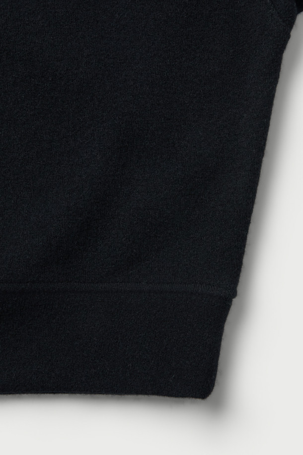 LAINE(레인) 울 저지 후디는 여성 및 남성 모두 착용 가능한 오버핏 후디입니다. 부드러운 촉감의 울, 면, 나일론 혼방 소재로 제작되어 가을, 겨울철 따뜻하게 입을 수 있습니다. 베이직하고 캐주얼한 스타일로, 집콕룩과 산책룩 등 편안한 TPO에 적합합니다. 블랙 컬러에 IRO 자수 로고가 포인트로 들어가 미니멀하고 클래식한 무드를 선사합니다. 두꺼운 두께감과 긴 소매 기장으로 보온성을 높였습니다.
