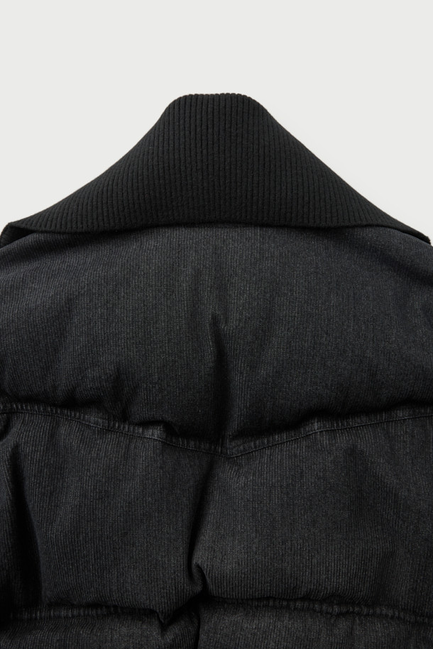 CHANE(샤넬) 데님 다운 점퍼는 여성용 아우터로, 겨울철 캐주얼 스타일을 연출하기에 적합합니다. 블랙 컬러의 무지 디자인에 크롭 기장으로 세련된 핏을 선사하며, 집업 스타일로 간편하게 착용할 수 있습니다. 데님과 면 소재의 조화로 제작되어 두꺼운 두께감을 자랑하며, 폴리에스터와 레이온 안감으로 보온성을 높였습니다. 니트 밴드와 사이드 포켓 디테일이 돋보이는 롱 슬리브 다운 재킷입니다.
