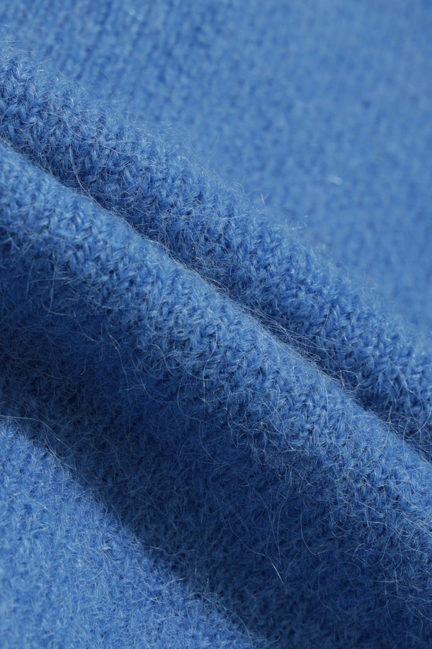 RONDE (론드) 니트 라운드 넥 재킷은 여성의 가을, 겨울 스타일을 책임지는 베이직하고 캐주얼한 무드의 상의입니다. 슬림핏과 레귤러핏으로 출시되어 다양한 체형에 자연스럽게 어울리며, 롱 기장으로 포근함을 더했습니다. 부드러운 촉감의 알파카, 아크릴, 나일론, 폴리우레탄 혼방 소재로 제작되어 편안한 착용감을 선사합니다. 라운드넥 디자인에 텍스쳐 바인딩 디테일과 IRO (아이로) 각인 버튼으로 포인트를 더했으며, 단독 또는 이너로 활용하여 출근룩, 모임룩 등 TPO에 맞는 클래식, 미니멀, 캐주얼 스타일을 연출할 수 있습니다. 무지 디자인의 블루 컬러가 세련된 분위기를 자아내는 긴소매 두꺼운 니트 재킷입니다.
