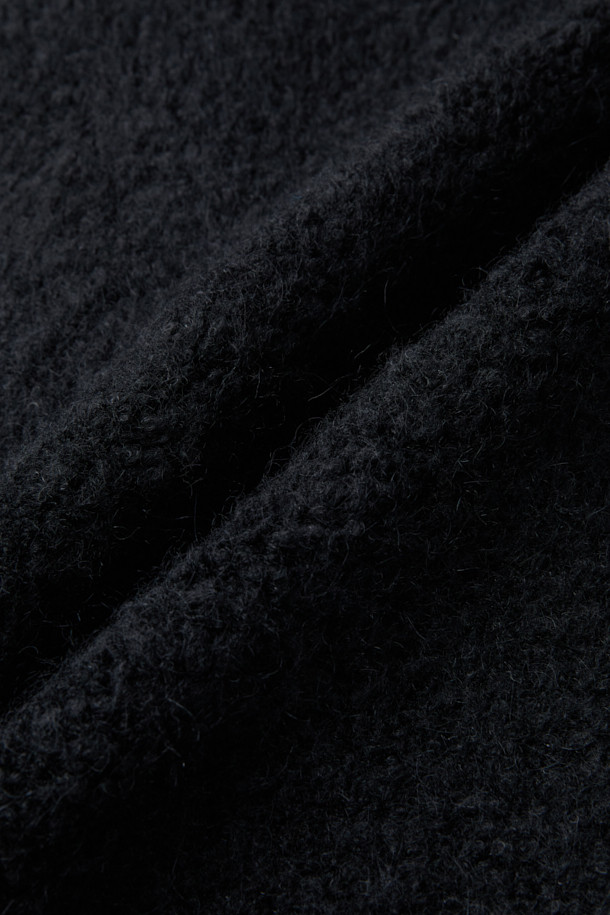 COUP DE (쿠 드) 니트 후드 재킷은 가을과 겨울, 일상에서 편안하게 착용하기 좋은 여성용 상의입니다. 부드러운 촉감의 나일론, 모, 모헤어, 폴리우레탄 혼방 소재로 제작되어 뛰어난 보온성을 제공합니다. 캐주얼, 미니멀, 클래식 스타일을 아우르며, 오버핏으로 편안하게 떨어지는 핏과 드롭숄더 디자인이 특징입니다. 블랙 색상의 무지 디자인에 후드 네크라인과 긴 소매, 바인딩 디테일을 더해 미니멀한 무드를 연출합니다. 집콕룩, 산책룩 등 다양한 TPO에 활용할 수 있는 실용적인 아이템입니다.
