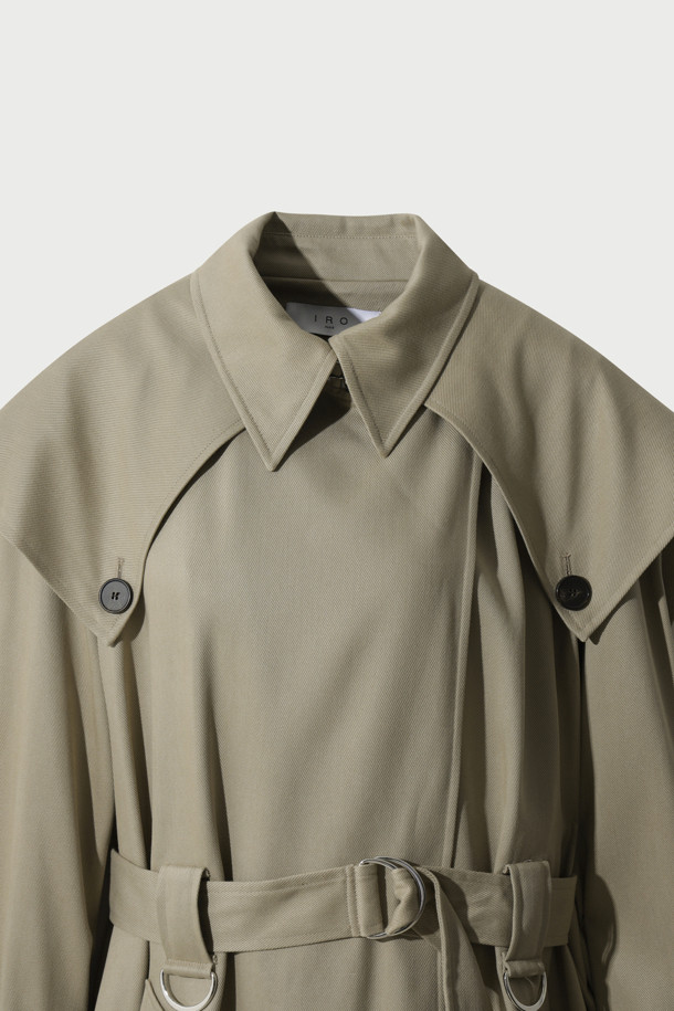 **QARO(카로) 케이프 트렌치 코트**

부드러운 리오셀 소재로 제작되어 봄, 가을에 착용하기 좋은 QARO(카로) 케이프 트렌치 코트입니다. 베이직하고 클래식한 디자인으로, 데이트룩, 오피스룩, 가을 나들이룩 등 다양한 TPO에 활용할 수 있습니다. 롱 기장의 루즈핏으로 편안한 착용감을 선사하며, 허리 벨트와 소매 벨트로 스타일을 연출할 수 있습니다. 무지 디자인에 케이프 타입으로 세련된 포인트를 더했으며, 사이드 포켓이 있어 실용적입니다. 안감은 레이온과 면 혼방으로 제작되었습니다.
