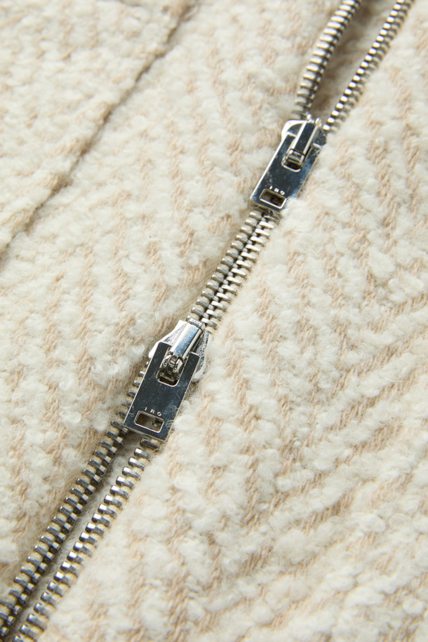 SANABSPE(사나스페) 하이넥 부클 코트는 가을, 겨울 시즌에 어울리는 오버핏 니트 코트입니다. 아이보리, 베이지 두 가지 색상으로 출시되었으며, 부드러운 촉감의 모, 아크릴, 폴리에스터, 나일론, 레이온 혼방 소재로 제작되었습니다. 하이넥 디자인과 집업 여밈 방식으로 보온성을 높였으며, 플랫 포켓과 사이드 히든 포켓으로 실용성을 더했습니다. 출근룩, 모임룩 등 다양한 TPO에 클래식, 미니멀, 캐주얼 스타일로 연출하기 좋습니다. 안감은 레이온과 면으로 마감되어 편안한 착용감을 선사합니다.
