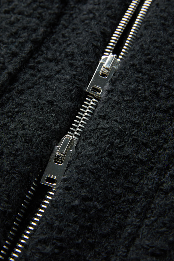 SANABSPE(사나브스페) 하이넥 부클 코트는 여성 고객을 위한 겨울철 필수 아이템입니다. 부드러운 촉감의 모, 아크릴, 폴리에스터, 나일론, 레이온 혼방 부클 소재를 사용하여 따뜻함과 편안함을 동시에 선사합니다. 롱 기장의 오버핏 디자인에 하이넥 스타일이 더해져 멋스러운 연출이 가능하며, 집업 여밈 방식으로 간편하게 착용할 수 있습니다. 무지 패턴의 블랙 컬러로 어떤 룩에도 잘 어울리며, 출근룩, 클래식, 미니멀, 캐주얼 스타일을 모두 소화 가능합니다. 플랫 포켓과 사이드 히든 포켓으로 실용성을 더했으며 안감은 레이온과 면으로 마감하여 착용감을 높였습니다.
