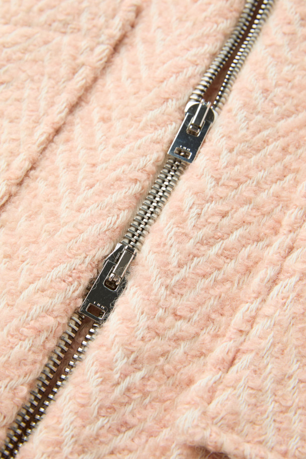 SANABSPE(사납스페) 하이넥 부클 코트는 포근하고 따뜻한 겨울을 위한 필수 아이템입니다. 핑크 컬러의 부클 소재가 사랑스러운 분위기를 연출하며, 오버핏 디자인으로 편안한 착용감을 선사합니다. 하이넥 디자인과 집업 여밈 방식으로 보온성을 높였으며, 플랫 포켓과 사이드 히든 포켓으로 실용성을 더했습니다. 모, 아크릴, 폴리에스터, 나일론, 레이온 등 다양한 소재 혼방으로 부드러운 촉감과 우수한 보온성을 자랑합니다. 데이트룩, 클래식, 미니멀, 캐주얼 등 다양한 스타일 연출에 활용 가능한 니트 코트입니다.
