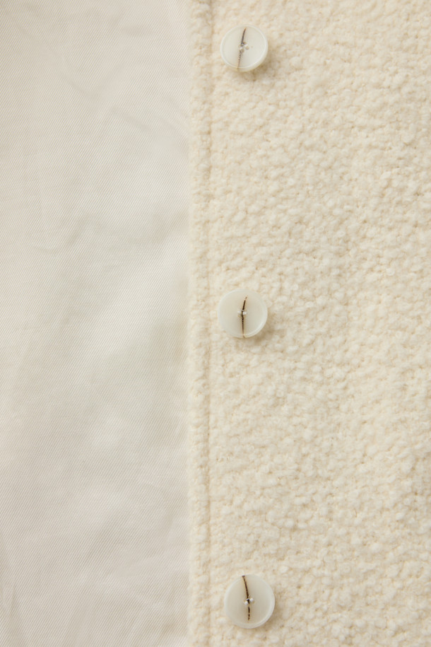 세련된 스타일을 완성하는 FARIA(파리아) 숄 카라 부클 코트입니다. 부드러운 촉감의 모, 폴리에스터, 아크릴 혼방 소재로 제작되어 가을과 겨울, 포근하고 따뜻하게 착용할 수 있습니다. 미니멀하고 클래식한 디자인에 아이보리, 화이트 컬러가 더해져 오피스룩, 모임룩, 데이트룩 등 다양한 TPO에 활용 가능합니다. 숄 카라, 긴 소매, 오버핏, 싱글 버튼 여밈, 사이드 포켓 디테일이 돋보이며, 안감은 레이온과 면으로 마감되었습니다. 두꺼운 두께감으로 보온성을 높였으며, 시크한 스타일을 연출하기 좋습니다.
