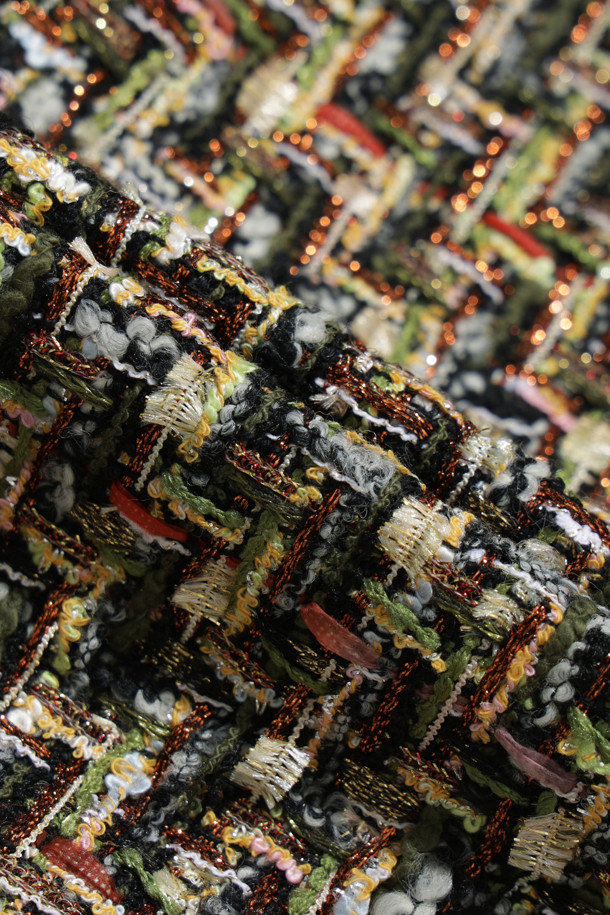 세련된 무드의 WANNY 트위드 재킷입니다. 멀티컬러와 메탈릭 컬러의 조화가 돋보이며, 봄, 가을에 입기 좋은 두꺼운 두께감의 숏 기장 자켓입니다. 클래식하고 엘레강스한 스타일을 연출하며, 오픈형 디자인에 래귤러핏으로 편안하게 착용 가능합니다. 데이트룩, 모임룩, 오피스룩 등 다양한 TPO에 활용할 수 있으며, 클래식, 미니멀, 시크한 스타일을 선호하는 여성분들께 추천합니다. 폴리에스터, 아크릴, 면, 나일론, 모, 금속섬유, 레이온, 그리고 면 안감으로 제작되어 고급스러운 촉감을 선사합니다.
