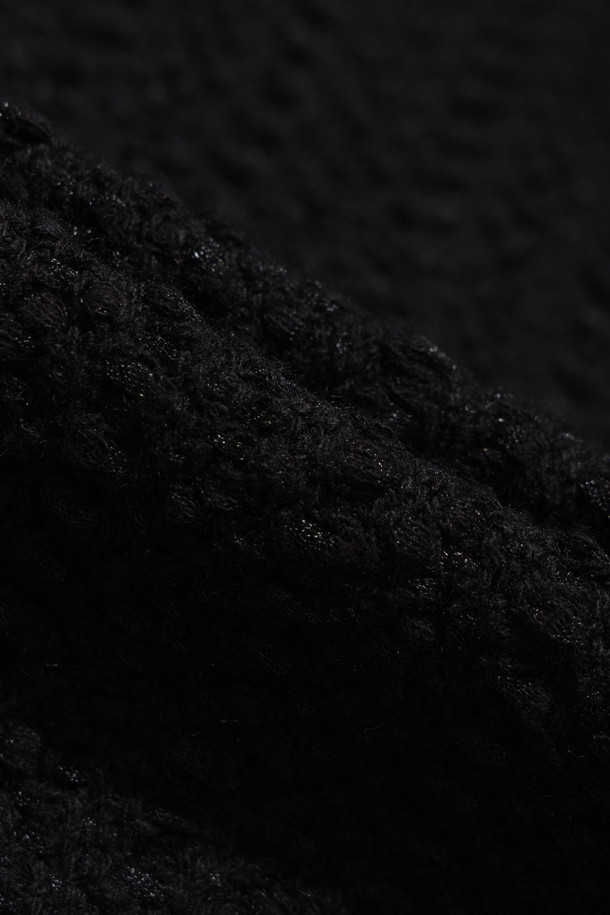 KANIL(카닐) 포켓 트위드 재킷은 여성 고객을 위한 클래식하고 미니멀한 스타일의 아우터입니다. 봄, 가을에 착용하기 적합하며, 블랙 색상으로 다양한 의상에 매치하기 용이합니다. 두꺼운 두께감의 숏 기장 재킷으로, 텍스처 촉감의 트위드 소재와 라운드 넥, 버튼 여밈 방식이 특징입니다. 포켓 디테일과 안감 처리가 되어 있어 오피스룩, 모임룩, 데이트룩 등 TPO에 맞춰 시크하게 연출할 수 있습니다. 폴리에스터, 아크릴, 면, 모 혼방의 레귤러핏으로 제작되어 편안한 착용감을 선사합니다.
