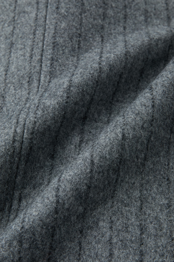 NIMI 클래식 울 블레이저는 여성 고객을 위한 가을, 겨울용 아우터입니다. 클래식한 스타일의 그레이 컬러 핀스트라이프 패턴이 특징이며, 오피스룩, 출근룩, 모임룩에 적합합니다. 두꺼운 울 혼방 소재로 제작되어 보온성을 높였으며, 스트레이트 핏과 싱글 버튼 여밈 방식으로 세련된 실루엣을 연출합니다. 피크드 라펠과 플랩 포켓 디테일이 돋보이며, 레이온과 면 안감으로 편안한 착용감을 선사합니다.
