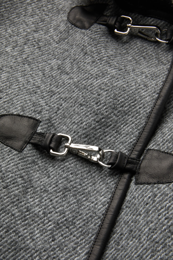 KASSON(카손) 퍼 카라 부클 재킷은 여성용 아우터로, 가을과 겨울에 따뜻하게 착용할 수 있습니다. 부드러운 촉감의 두꺼운 소재(아크릴, 폴리에스터, 모, 소가죽)로 제작되었으며, 하이넥 디자인과 오버핏으로 클래식하면서도 캐주얼한 스타일을 연출합니다. 그레이 컬러의 무지 패턴에 퍼 카라와 가죽 트리밍, 메탈 버클 디테일이 돋보이며, 긴 소매와 고리형 여밈 방식으로 편안함을 더했습니다. 출근룩이나 모임룩에 활용하기 좋으며, 미니멀한 스타일을 선호하는 분들께 추천합니다. 안감은 레이온과 면 혼방입니다.
