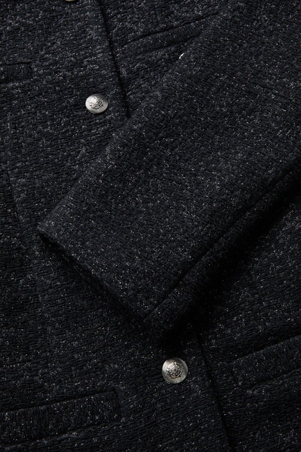 'TINELI (티넬리)' 클래식 롱 트위드 재킷은 여성의 우아함을 돋보이게 해주는 블랙 컬러의 롱 기장 아우터입니다. 봄, 가을에 착용하기 좋으며, 클래식한 무드를 연출하는 슬림핏 디자인입니다. 아크릴, 모, 면, 폴리에스터, 나일론 등 다양한 소재를 혼방하여 두께감 있는 따뜻함을 제공합니다. 버튼으로 여미는 방식이며, 프린지 디테일과 4개의 포켓, 은은한 광택감이 특징입니다. 오피스룩, 모임룩, 데이트룩 등 다양한 TPO에 클래식, 미니멀, 시크한 스타일을 더해 세련된 룩을 완성해보세요.
