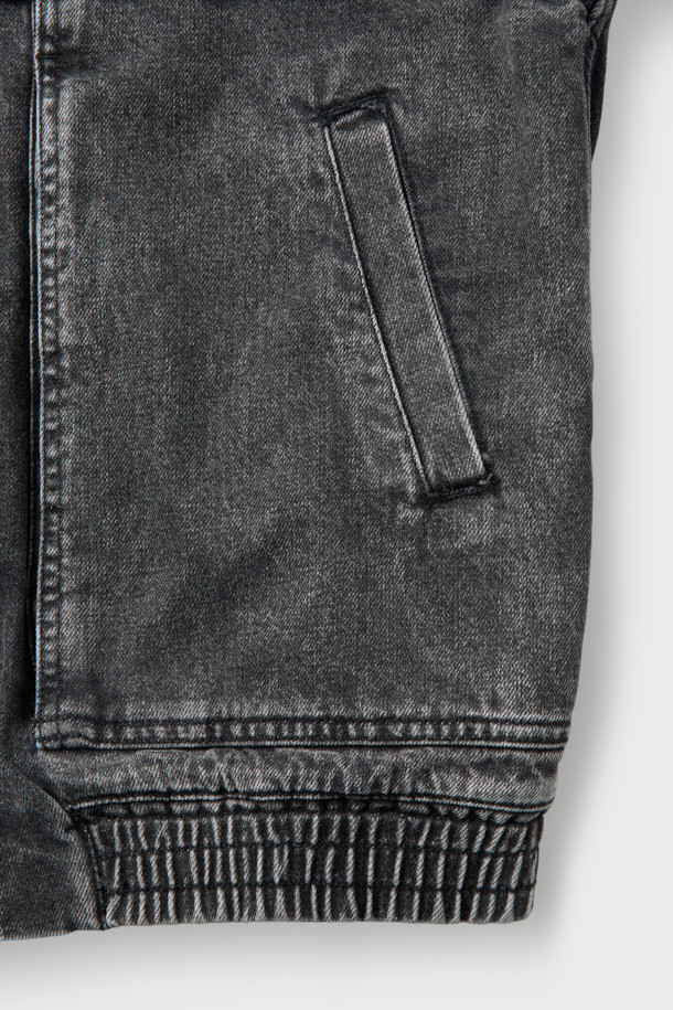 JEZABEL(제자벨) 데님 트러커 재킷은 블랙 컬러의 무지 디자인으로, 봄, 가을에 착용하기 좋은 캐주얼 스타일의 오버핏 데님 재킷입니다. 면 소재로 제작되어 편안한 착용감을 제공하며, 밑단 밴딩과 사이드 포켓, 빈티지 워싱 디테일이 돋보입니다. 셔츠형 디자인에 긴 소매 기장으로 다양한 스타일 연출이 용이하며, 안감은 폴리에스터와 면 혼방으로 제작되었습니다. 버튼 여밈 방식으로 간편하게 착용할 수 있는 데님 재킷입니다.
