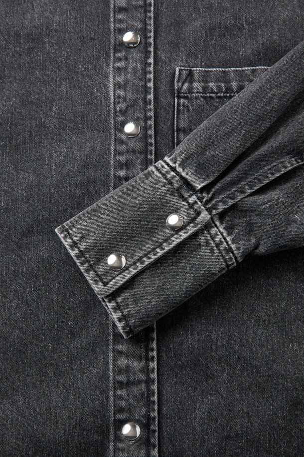 JOSY(조시) 데님 셔츠는 캐주얼, 미니멀, 클래식 스타일을 아우르는 오버핏 데님 자켓입니다. 그레이 컬러의 무지 디자인으로, 라글랑 소매와 싱글 포켓 디테일이 특징입니다. 봄, 가을 시즌에 활용하기 좋으며, 일상복뿐만 아니라 봄 소풍룩, 캠핑룩으로도 연출할 수 있습니다. 스냅 버튼으로 간편하게 여밀 수 있으며, 긴 소매 기장으로 다양한 스타일을 소화할 수 있습니다. 데님과 면 혼방 소재로 제작되어 편안한 착용감을 제공합니다.

