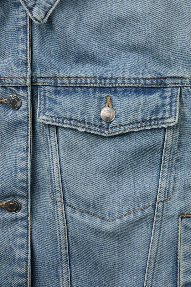 **SOPHIA 퍼 카라 데님 재킷**은 클래식과 캐주얼 무드를 동시에 연출하는 오버핏 데님 재킷입니다. 블루 컬러의 무지 데님 소재에 탈부착 가능한 퍼 카라가 더해져 포근함과 세련된 분위기를 선사합니다. 봄, 가을 시즌에 적합하며, 셔츠형 디자인과 플랩 포켓 디테일이 돋보입니다. 

워싱 가공으로 빈티지한 멋을 살렸으며, 안감은 폴리에스터와 면 혼방으로 제작되어 편안한 착용감을 제공합니다. 버튼 여밈 방식과 긴 소매 기장으로 다양한 스타일링이 가능합니다. 데님과 면 소재의 조화로 제작되어 높은 활용도를 자랑합니다.
