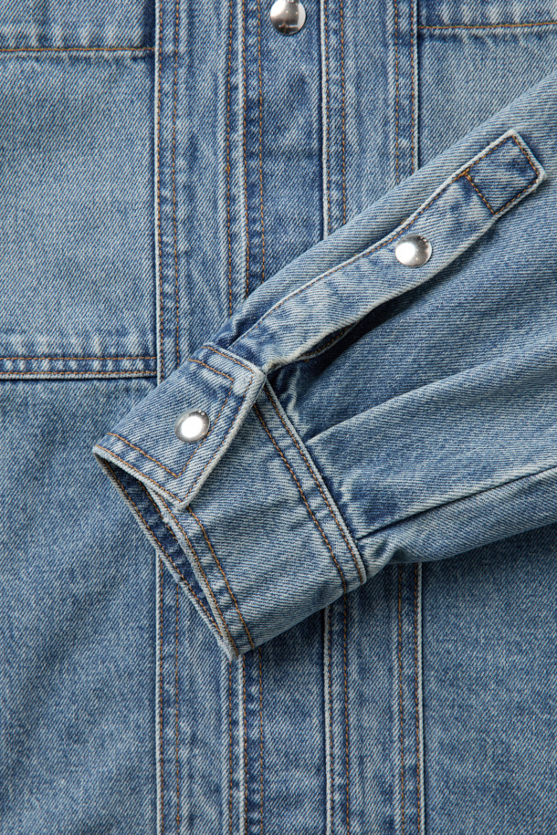 시도니 데님 셔츠는 봄, 가을에 어울리는 캐주얼 스타일의 데님 자켓입니다. 블루 컬러의 무지 디자인으로, 오버핏 크롭 기장과 긴 소매가 특징입니다. 스냅 버튼으로 여밈이 가능하며, 포켓과 패널 스티치 디테일이 돋보입니다. 봄 소풍룩이나 미니멀한 스타일 연출에 적합한 아이템입니다.
