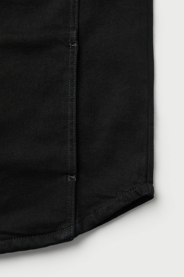 THOMAS(토마스) 스터드 데님 셔츠는 블랙 컬러의 오버핏 데님 자켓입니다. 간절기에 적합하며, 캐주얼, 미니멀, 시크한 스타일을 연출하기 좋습니다. 무지 패턴에 스터드 디테일과 어깨 라인 장식이 특징이며, 싱글 포켓으로 포인트를 더했습니다. 데이트룩 또는 모임룩에 활용하기 좋으며, 면, 데님, 폴리우레탄 혼방 소재로 제작되었습니다. 긴 소매와 스냅 여밈 방식이 특징입니다.
