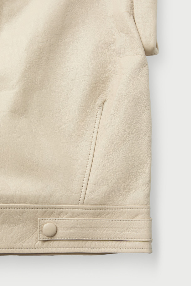 **JASPER(재스퍼) 하이넥 가죽 베스트**는 모던하고 미니멀한 스타일을 추구하는 분들을 위한 아이템입니다. 부드러운 천연 가죽 소재에 오버핏으로 제작되어 편안한 착용감을 선사하며, 봄, 가을 간절기에 활용하기 좋습니다. 베이지 컬러의 무지 디자인에 견장 디테일과 사이드 포켓을 더해 포인트를 주었습니다. 하이넥 디자인과 스냅, 지퍼 여밈 방식으로 세련된 느낌을 강조했습니다. 안감은 레이온 소재로 마감하여 부드러운 촉감을 느낄 수 있습니다.
