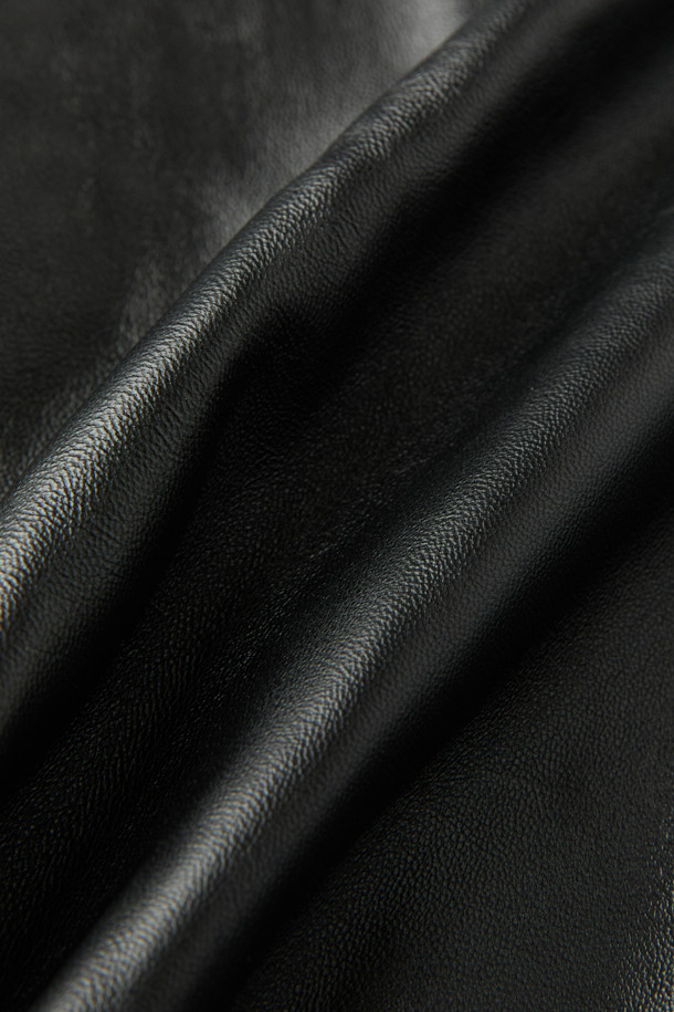 COLUMBIA(컬럼비아) 스터드 가죽 재킷은 유니섹스 디자인으로, 봄, 가을에 어울리는 필수 아우터입니다. 블랙 컬러의 천연 가죽 소재로 제작되어 모던하면서도 클래식한 스타일을 연출합니다. 하이넥 디자인과 지퍼 및 스냅 여밈 방식, 레귤러 핏으로 세련된 핏을 선사합니다. 어깨 견장과 스터드 디테일, 사이드 포켓으로 포인트를 더했으며, 데이트룩, 모임룩, 출근룩 등 다양한 TPO에 활용 가능합니다. 미니멀, 시크한 스타일을 즐기는 분들께 추천합니다.
