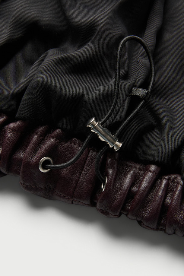 델타 가죽 블루종 재킷은 부드러운 양가죽 소재로 제작되어 고급스러운 촉감을 선사하는 블루종 재킷입니다. 와인, 버건디 두 가지 컬러로 출시되어, 가을과 겨울 시즌 캐주얼한 데이트룩, 모임룩에 포인트를 더할 수 있습니다. 하이넥 칼라, 라글랑 라인, 밑단 셔링 디테일이 돋보이는 디자인으로, 트렌디하면서도 미니멀, 클래식한 스타일을 연출합니다. 루즈핏 크롭 기장으로, 편안한 착용감과 세련된 실루엣을 동시에 만족시켜줍니다. 안감은 리오셀 소재로 제작되어 쾌적한 착용감을 제공합니다.
