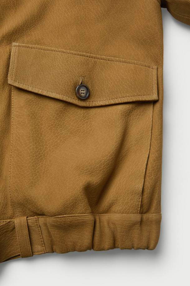 BARRIE(바리에) 스웨이드 오버 재킷은 부드러운 스웨이드와 천연 가죽 소재로 제작되어 봄, 가을 간절기에 활용하기 좋은 아이템입니다. 브라운 컬러의 무지 디자인으로 캐주얼하고 베이직한 스타일을 연출하며, 드롭 숄더, 견장 디테일, 플랩 포켓, 밑단 벨트, 밑단 밴딩 등의 특징을 더했습니다. 레이온 안감과 중간 두께감으로 편안한 착용감을 선사하며, 버튼 여밈과 긴 소매 기장으로 클래식한 분위기를 더합니다. 비즈니스 캐주얼 및 모임룩, 데일리룩 등 다양한 TPO에 활용 가능하며 미니멀한 스타일을 즐기는 분들께 추천합니다.
