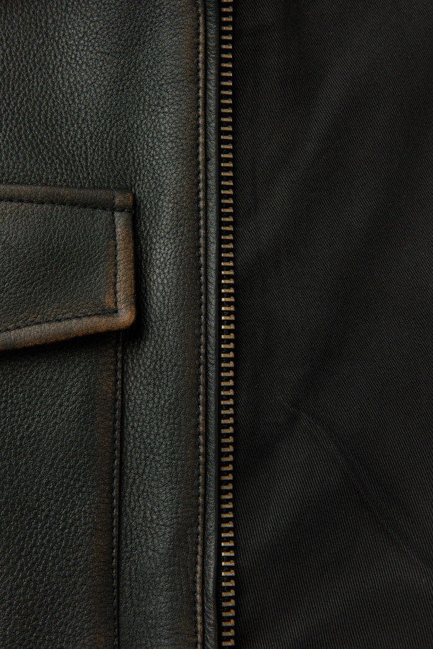 토론토 벨티드 가죽 재킷은 여성 고객을 위해 제작된, 모던하고 클래식한 스타일의 블랙 가죽 재킷입니다. 봄, 가을에 어울리는 두꺼운 소가죽 소재로 제작되었으며, 셔츠형 디자인에 숏 기장으로 시크한 매력을 더했습니다. 지퍼와 벨트 여밈 방식으로 허리 라인을 강조하여 레귤러핏을 더욱 돋보이게 합니다. 플랩 포켓과 빈티지 가공 디테일이 돋보이며, 리오셀 안감으로 편안한 착용감을 선사합니다. 데이트룩, 모임룩, 출근룩 등 다양한 TPO에 미니멀하고 세련된 스타일을 연출할 수 있습니다.
