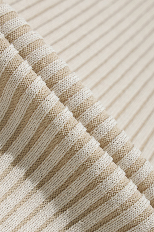 CARLOTA(카를로타) 니트 슬릿 스커트는 가을, 겨울 시즌에 어울리는 여성용 롱스커트입니다. 베이직한 스타일의 슬림핏으로, 허리 전체 밴딩 처리되어 편안한 착용감을 선사합니다. 레이온과 나일론 혼방의 투톤 골지 니트 조직으로 제작되어 부드러운 촉감과 우수한 보온성을 자랑합니다. 사이드 슬릿 디테일이 활동성을 더해주며, 겨울 데일리룩과 모임룩 모두에 활용 가능한 미니멀 & 클래식 스타일을 연출합니다.
