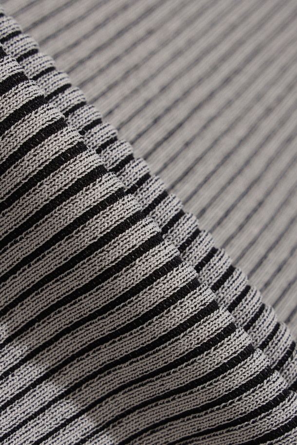 CARLOTA(카를로타) 니트 슬릿 스커트는 레이온과 나일론 혼방 소재로 부드러운 촉감을 선사하며, 가을/겨울 시즌에 적합한 롱 스커트입니다. 슬림핏으로 떨어지는 골지 패턴이 미니멀하면서도 베이직한 스타일을 연출하며, 출근룩에 잘 어울립니다. 허리 밴딩 처리와 사이드 슬릿 디테일이 편안함과 활동성을 더했습니다. 얇은 두께감으로 답답함 없이, 다양한 상의와 손쉽게 매치하여 세련된 룩을 완성할 수 있습니다. 그레이 컬러로 어떤 옷에도 잘 어울려 활용도가 높습니다.
