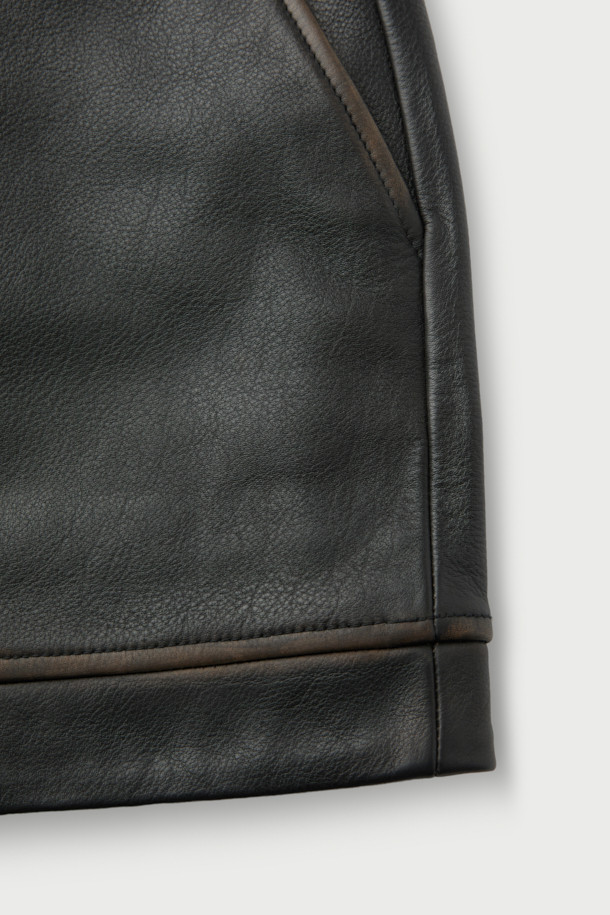 THAMES(템즈) 벨티드 가죽 스커트는 가을과 겨울, 모던한 스타일을 연출하기에 적합한 여성 미니스커트입니다. 블랙 컬러의 H라인 슬림핏으로, 소가죽과 리오셀 혼방 소재로 제작되어 뻣뻣한 촉감과 두꺼운 두께감을 자랑합니다. 벨트가 포함되어 있으며 전면 지퍼, 밑단 곡선 절개, 스티치 디테일, 빈티지 가공, 안감 처리가 더해져 시크하고 클래식한, 미니멀한 무드를 선사합니다. 데이트룩, 모임룩, 소개팅룩 등 다양한 TPO에 활용 가능합니다.
