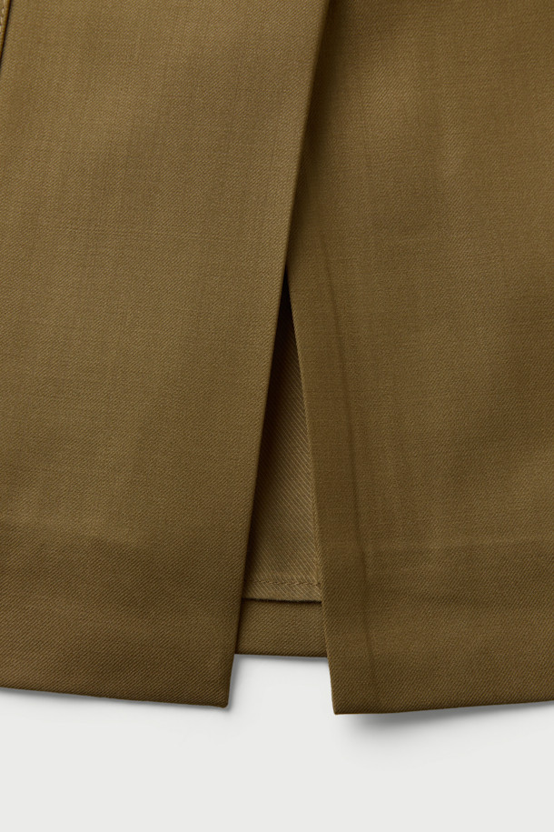 CARRIE(캐리) 페이퍼백 미디 포켓 스커트는 여성용 스커트로, 미니멀하고 시크한 스타일을 연출합니다. 허리 밴딩과 하이웨이스트 디자인으로 편안한 착용감을 선사하며, A라인 핏으로 다리 라인을 더욱 돋보이게 합니다. 무지 패턴의 모 소재로 제작되어 고급스러운 분위기를 자아내며, 측면 플랩 포켓과 버튼 탭 디테일이 세련된 포인트를 더합니다. 안감이 있어 비침 걱정 없이, 오피스룩, 출근룩, 모임룩 등 다양한 TPO에 활용 가능합니다.
